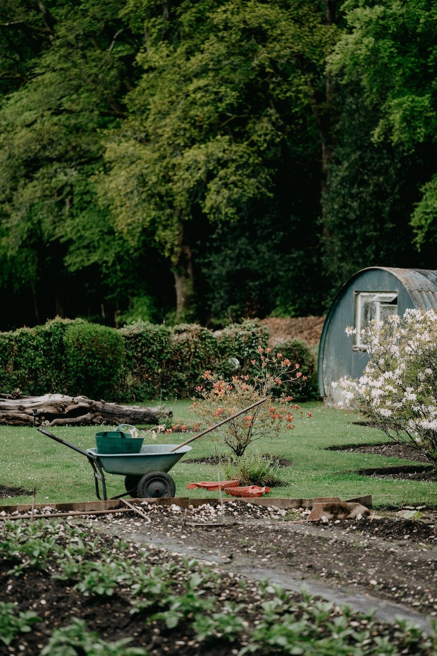 poser-banc-jardin-les-confettis-jardin-deco-printemps