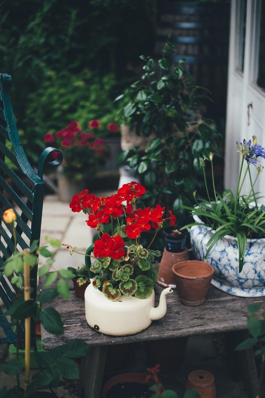 poser-banc-jardin-les-confettis-jardin-deco-printemps