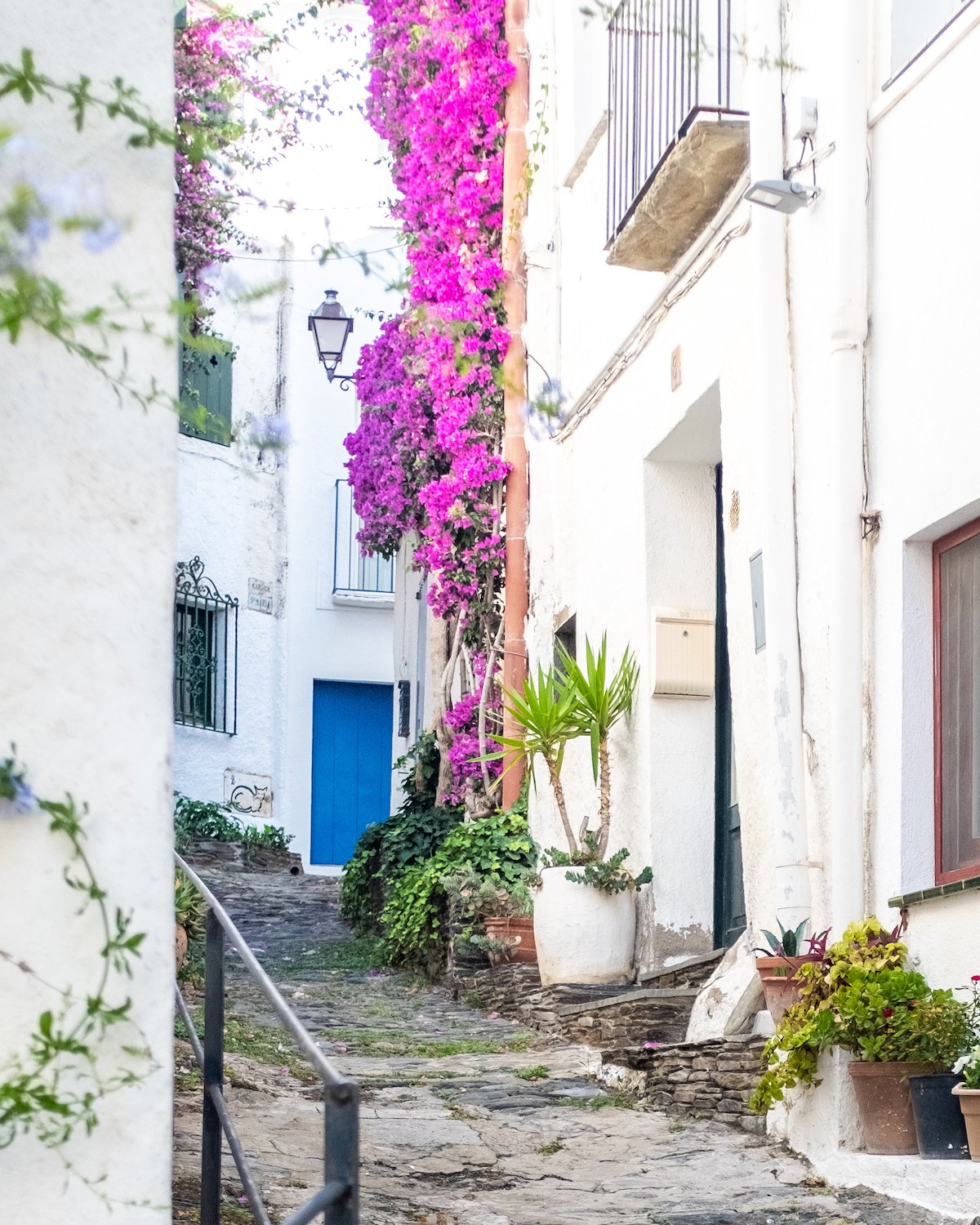 ruelle-cadaques-revue-les-confettis-voyage-evasion-catalogne-espagne