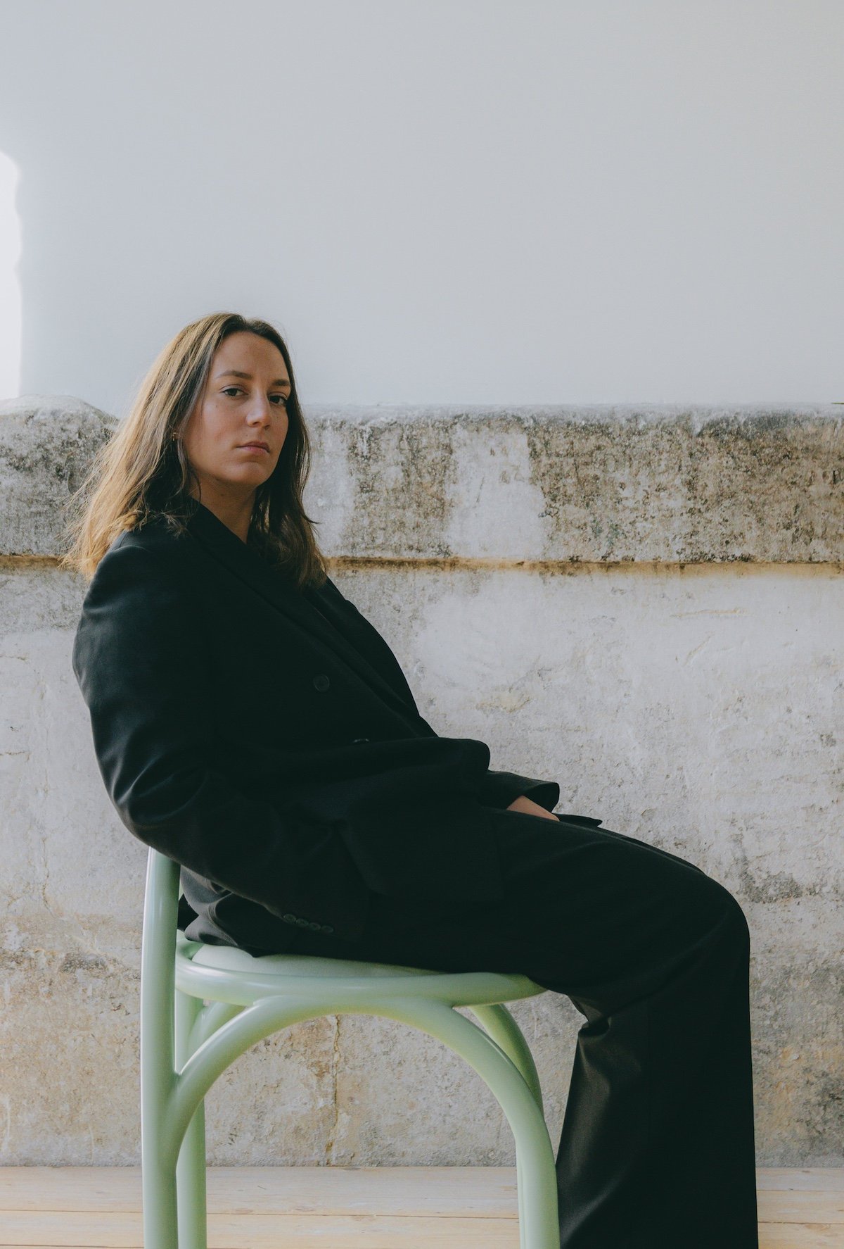 Alicia-Olivier-chaise-olive-design-journal-les-confettis-©A-Di-Francesco