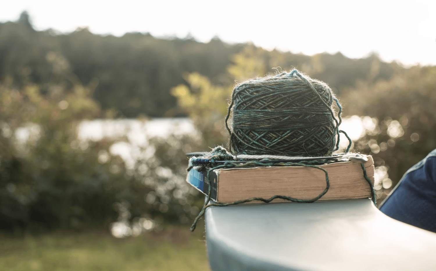 La tendance du tricot fin : céder à la douceur de la slow créativité en été